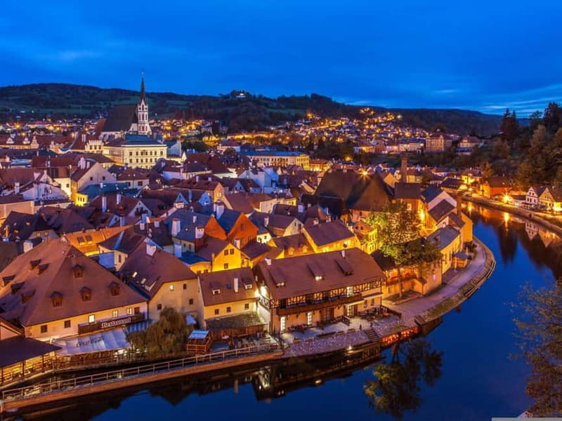 Prague: Transfer to Vienna via fabulous Cesky Krumlov - Prague pickup, then a 2-hour run to Český Krumlov