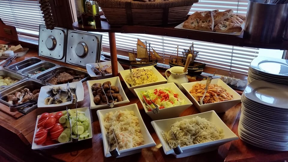 Prague: Vltava River Evening Dinner Cruise - Key highlights worth your attention