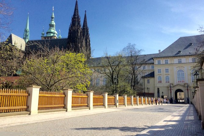 Prague Walking Tour in German: Old Town and Prague Castle - Tips Before You Go: Meeting Point, Questions, and Real-World Comfort