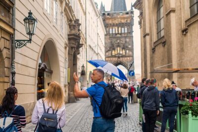 Prague Walking Tour with River Boat Cruise and Lunch - 6 hours - Start near Old Town Square: what the 9:50 meeting means for your day