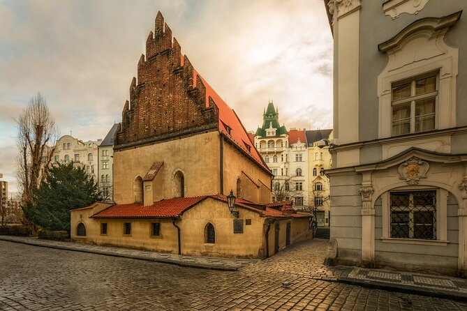 Prague's charming old places tour in Russian language - Josefov: synagogues, the Old Cemetery, and a neighborhood you can actually picture