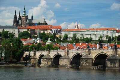 Prague's charming old places tour in Russian language - The viewpoint stop and the Vltava walk toward Josefov