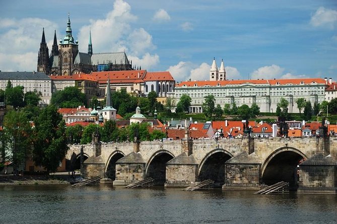 Prague's charming old places tour in Russian language - The viewpoint stop and the Vltava walk toward Josefov