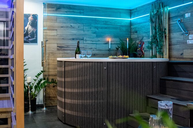 Private Spa with Jacuzzi and Sauna - BLACK ZONE - The Food and Drink Part: Prosecco, Fruit, Coffee, Water