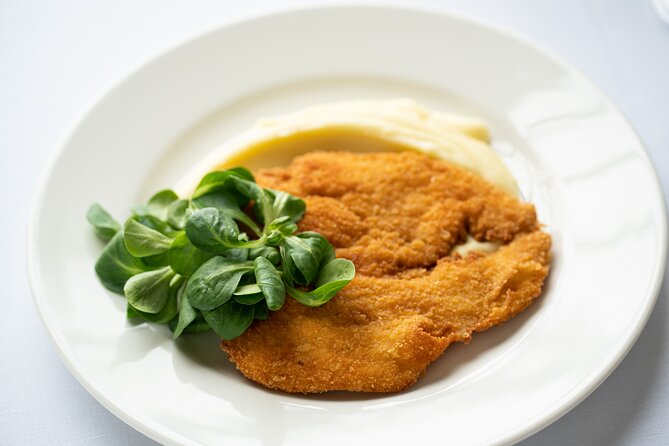 Sinatra Tribute Show and Dinner Experience in Manes - How the Show Paces With Your Meal