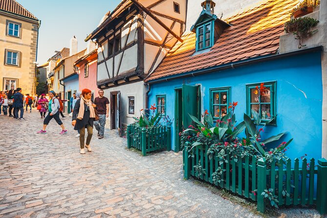 Skip the line: Prague Castle Interiors Tour with Local Guide - Guides, group size, and pace in a 2.5-hour route