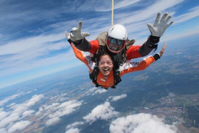 Tandem Skydiving in Prague - Tandem Jump with transfers! - The jump profile: 4,000 meters, nearly 60 seconds freefall