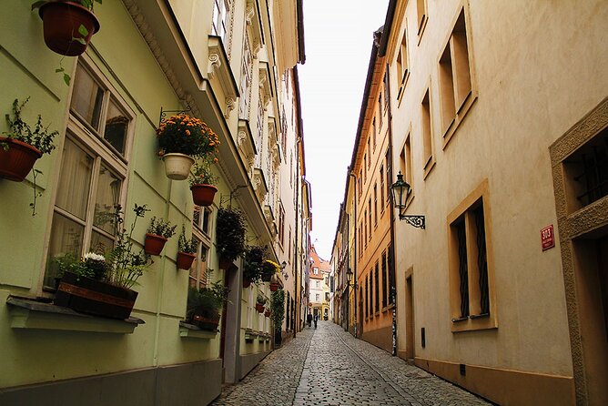 Walking through ages: 11th to 21st century, Prague flavoured - Stop-by-stop: Prague Castle, St. Vitus, and Hradčany in quick, high-impact hits