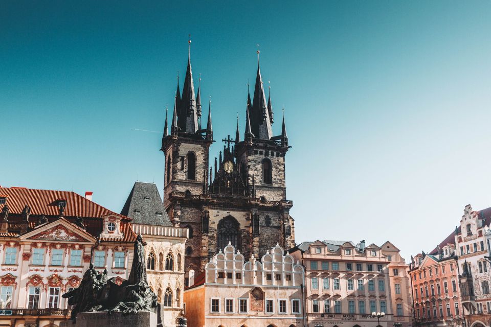 Walking tour of Prague in french: Old Town & Charles Bridge - Old Town Square: the Prague you thought you knew, explained for real